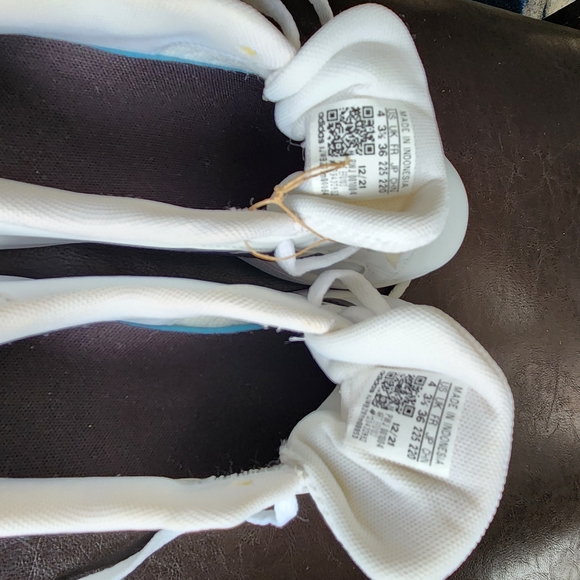 Youth Adidas Size 4 - Picture 6 of 6